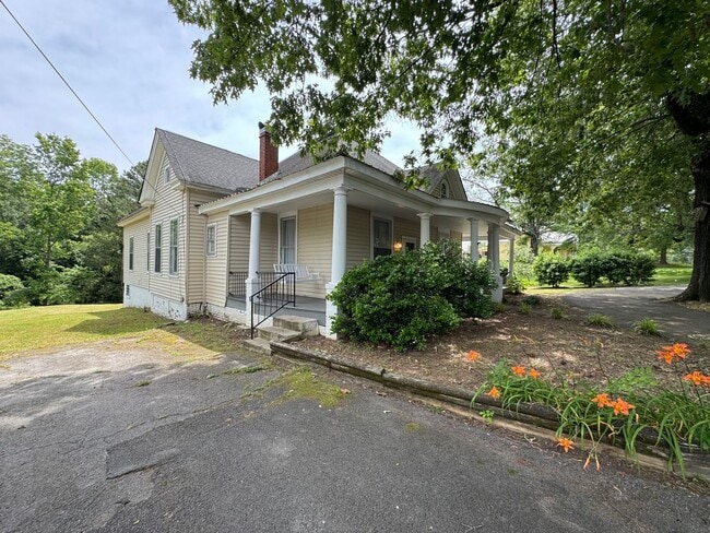 Building Photo - Large Historical 3/2 House in Summerville-...
