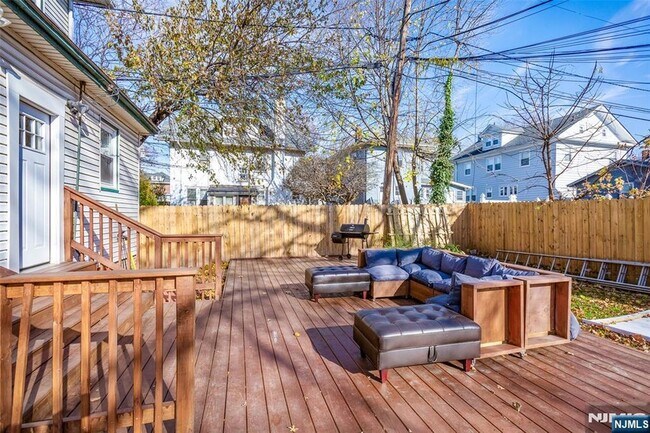 Foto del edificio - 1054-1056 Hunterdon Street Unit Leftside