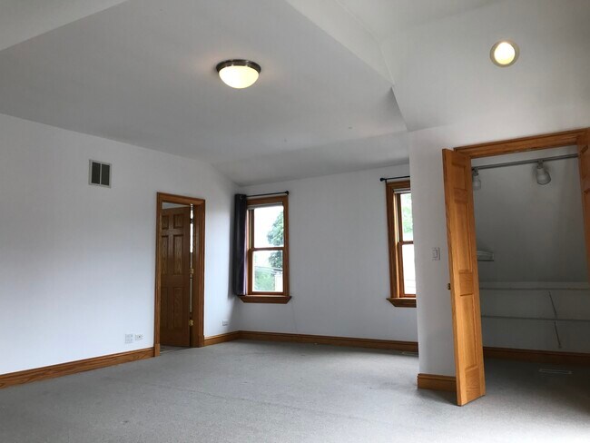 Building Photo - 1415 W Barry Ave