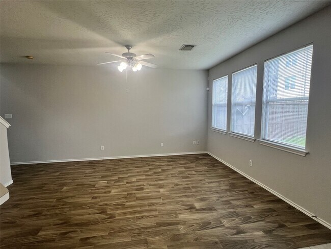 Foto del edificio - 8904 Elm Drake Ln