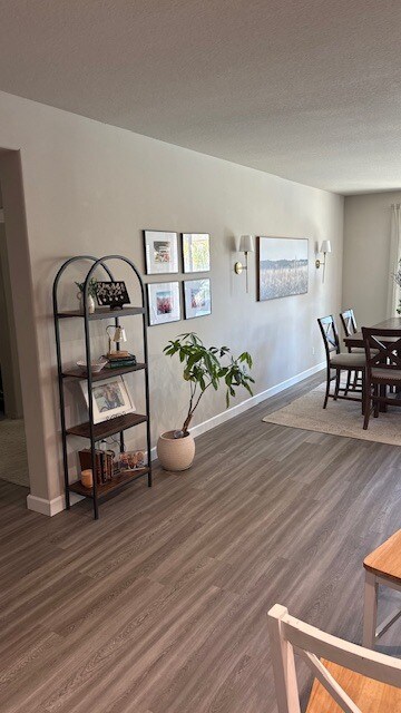 Suelos nuevos en toda la casa, excepto en los dormitorios. - 30426 Cowboy Ln