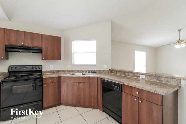 Foto del edificio - 7587 Groveoak Dr