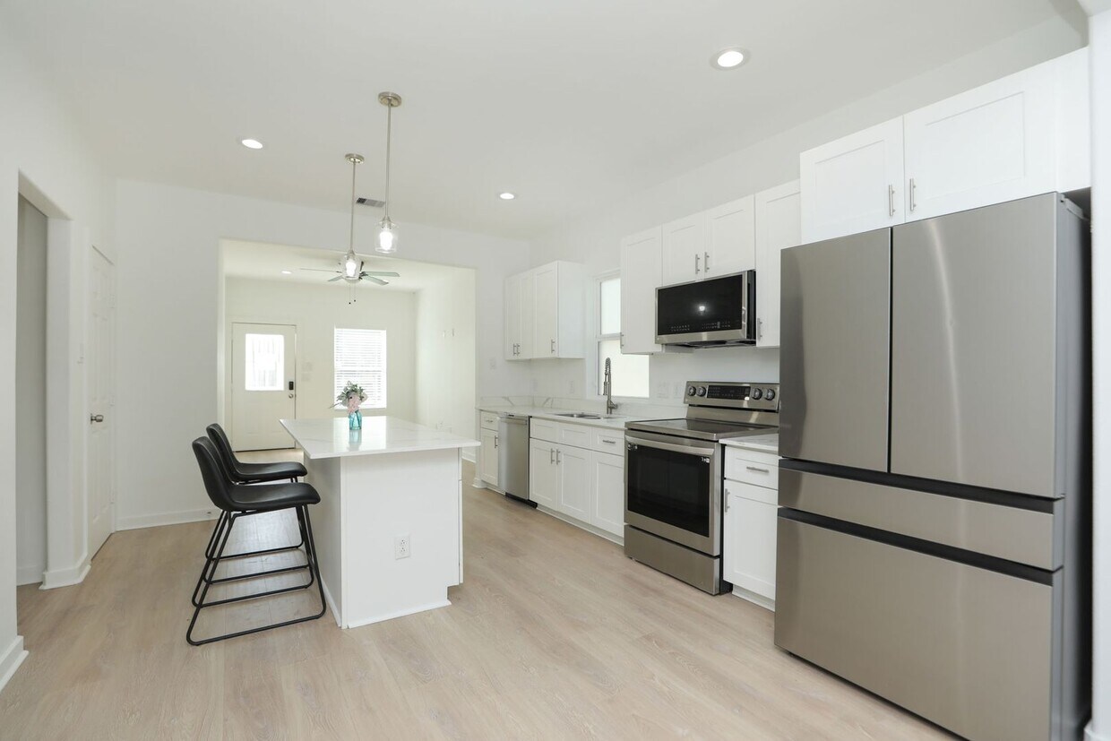 Primary Photo - For Lease | 3 Bed, 2 Bath |1,350 Sq Ft |Tr...