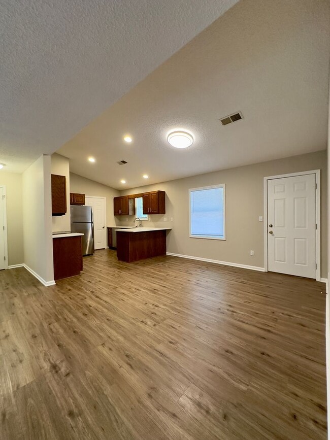 Building Photo - 527-690-692-IO