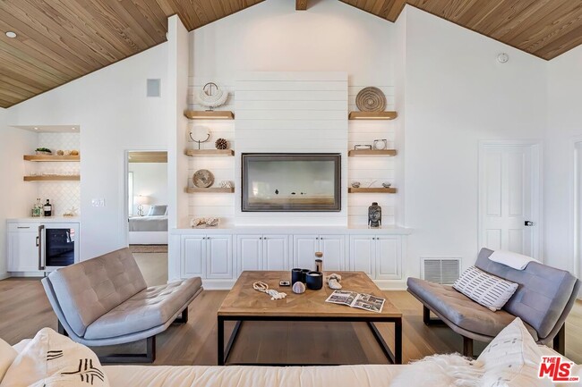 Building Photo - 3947 Rambla Orienta