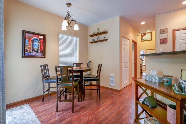 Foto del edificio - in town Kingston 3 bedroom townhome now available