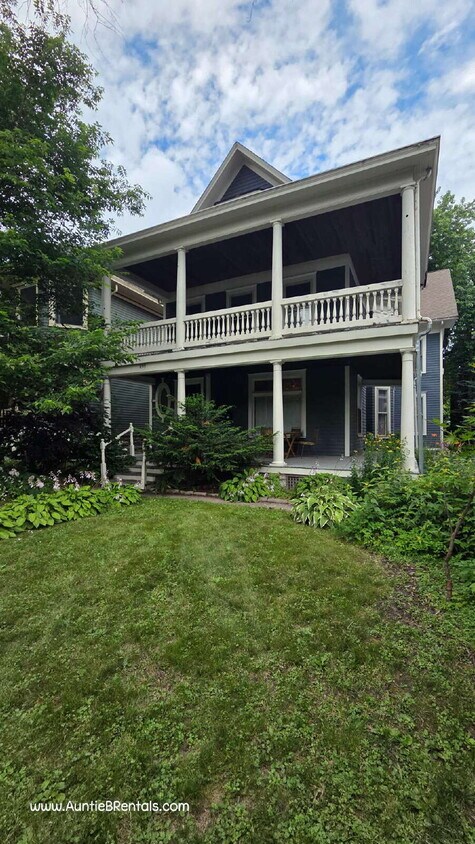 Foto principal - 3 bed - 1 bath One block from Grand Ave in...