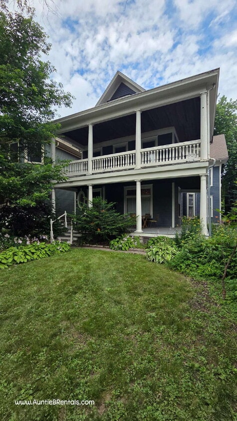 Primary Photo - 3 bed - 1 bath One block from Grand Ave in...