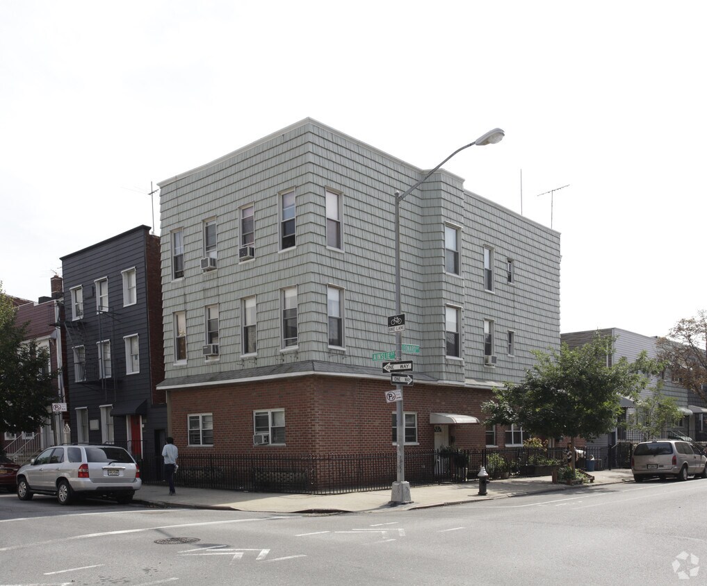Primary Photo - 178 Ainslie St