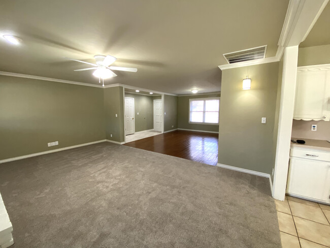 Building Photo - 6712 S Villa Ave