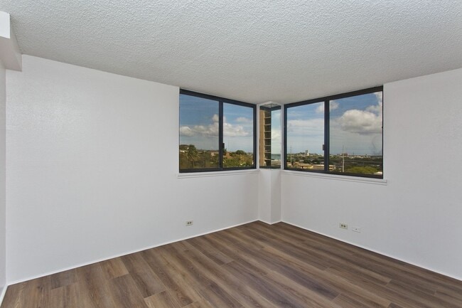 Building Photo - NEWLY RENOVATED 1 BD / 1 BA / 1 PK