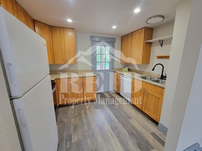 Foto del edificio - Centrally Located Bremerton Home With Partial View of Sinclair Inlet from Deck
