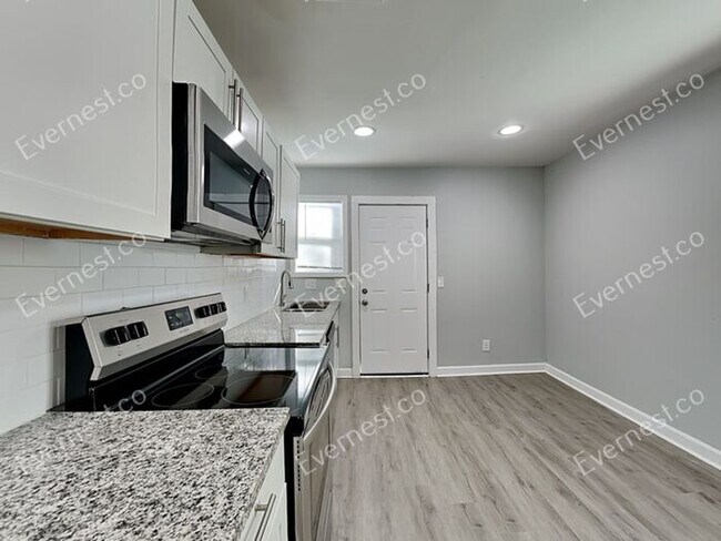 Foto del edificio - Charming 2BR Duplex with Modern Comfort an...