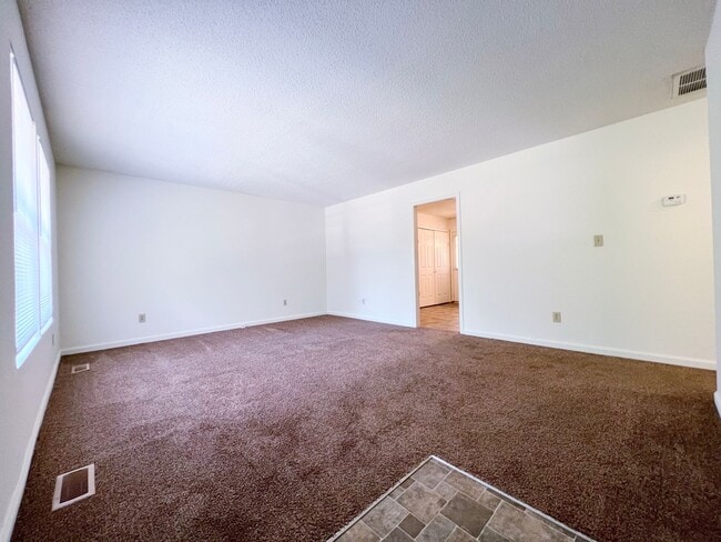 Building Photo - Three-Bedroom, Two Bathroom at Hill Street Duplex