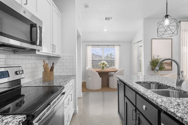 Foto del edificio - 3 BEDROOM 2 BATH CUSTOM HOME IN NOLANVILLE