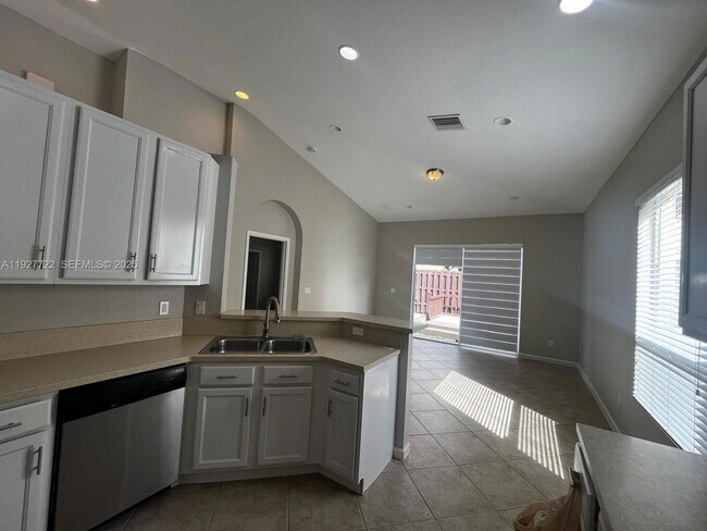 Foto del edificio - 22190 Portofino Ave