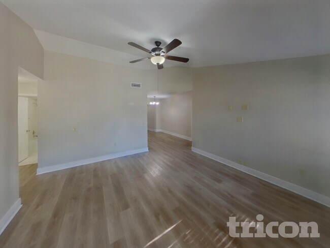 Foto del edificio - 1074 Deer Hollow Way