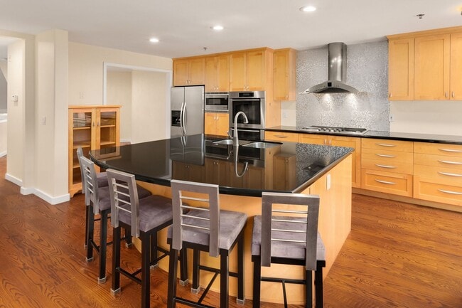 Building Photo - 3 bedroom townhome in perfect location in ...