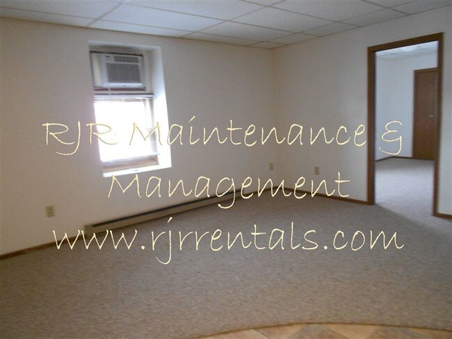 Building Photo - 2 br, 1 bath Triplex - 104 4th Ave # 1