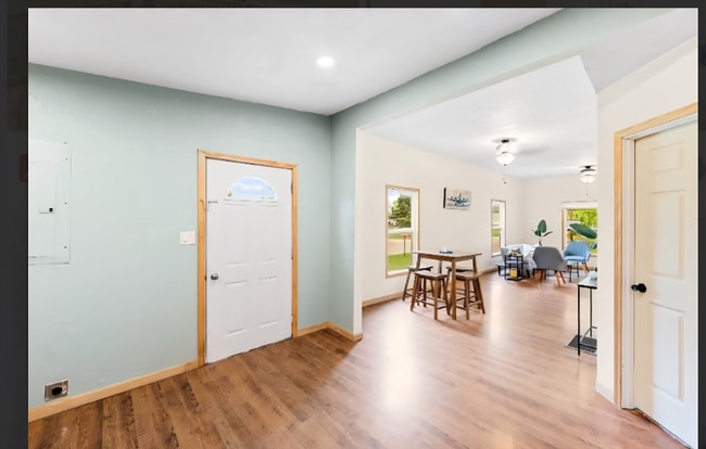 Building Photo - 123 King St