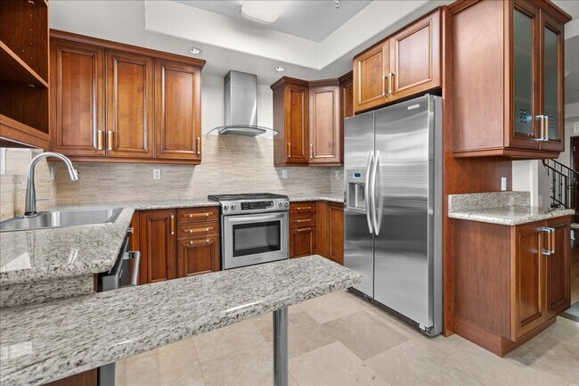 Foto del edificio - Spacious 3-Bedroom Tri-Level Townhome with...