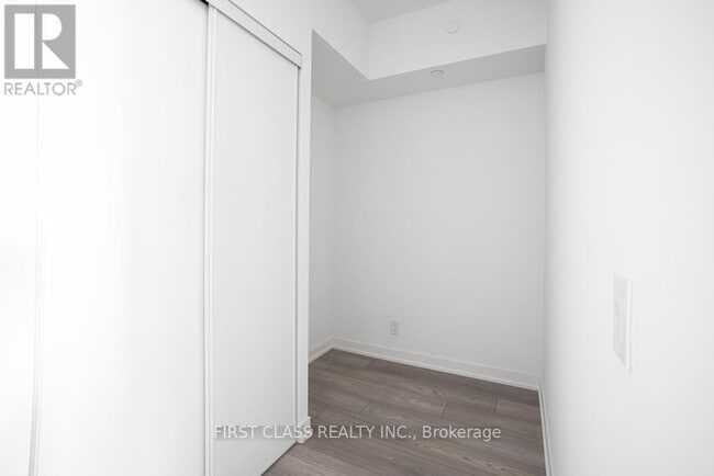 Building Photo - 285-285 Dufferin St