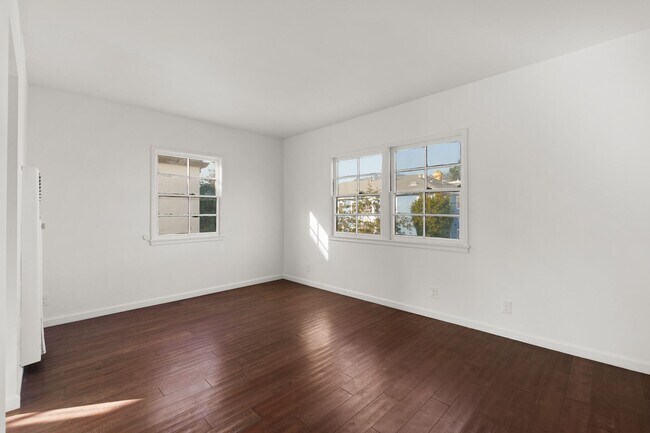Foto del edificio - This spacious studio apartment located in the popular Los Feliz neighborhood of Los Angeles is no...