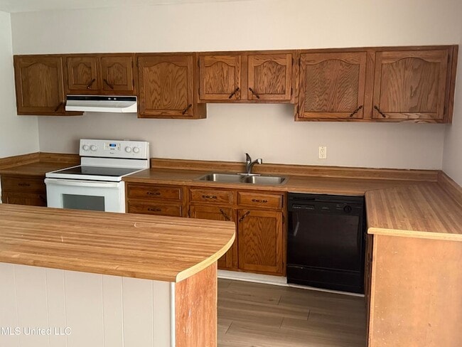 Building Photo - 609 Academy Dr