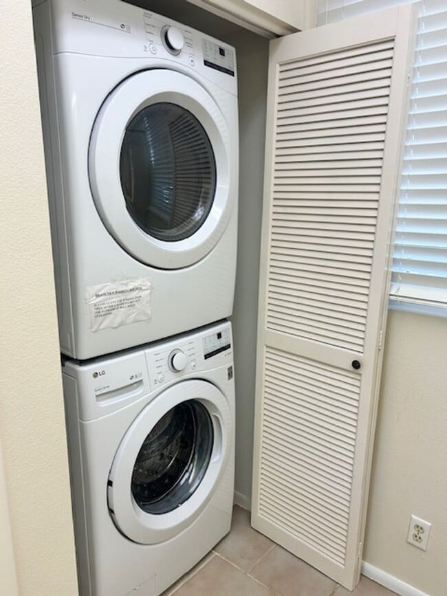 Building Photo - 2026 BEACH RENTAL- 2/2 Condo WITH PRIVATE ENTRY - BEACH PLACE - STEPS THE BEACH!!