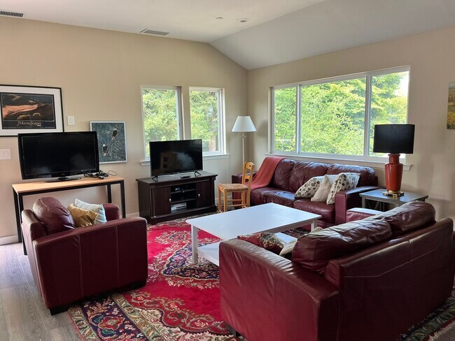 Building Photo - 906 Mustang Ct