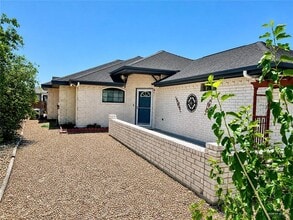 Building Photo - 1006 Lake View Dr