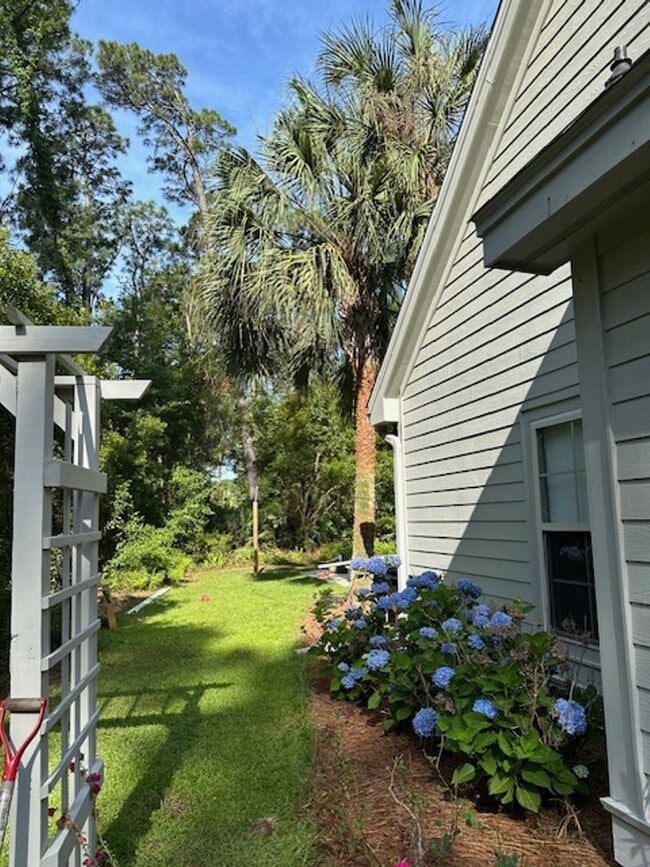 Building Photo - 5 Bridle Ct