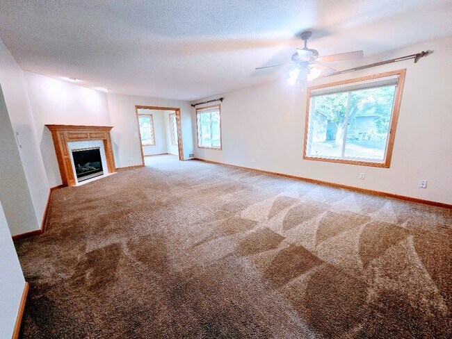 Foto del edificio - Charming 2-Bedroom, 2-Bathroom Home with Sunroom & Patio in Woodbury, MN