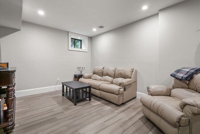 Foto del edificio - 1593 Centre St