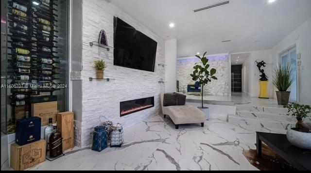 Foto del edificio - 310 Shore Dr E