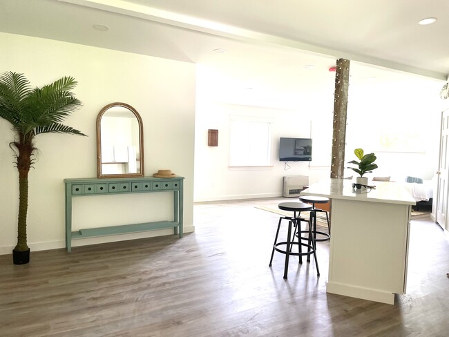 Building Photo - 17 Page St