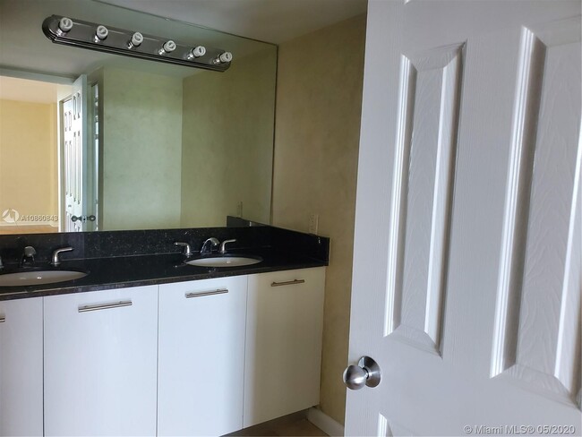 Building Photo - Royal Oaks Condo