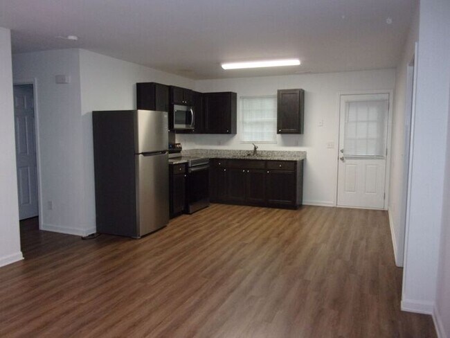 Building Photo - 3 Bedroom 2 Bath Home across from city park