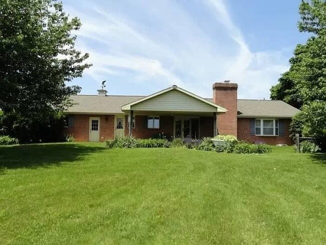 Building Photo - This country rancher is located in Ephrata...