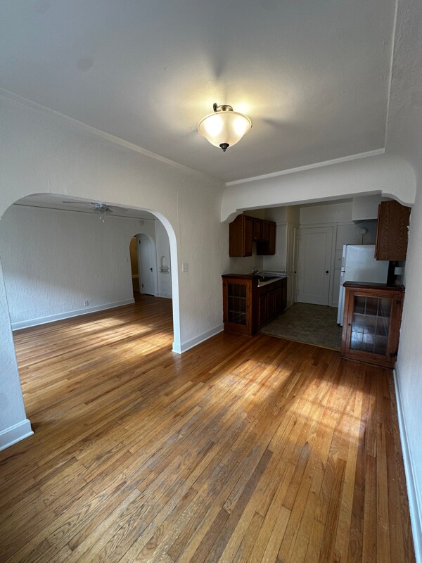 Primary Photo - 4442 N Oakland Ave