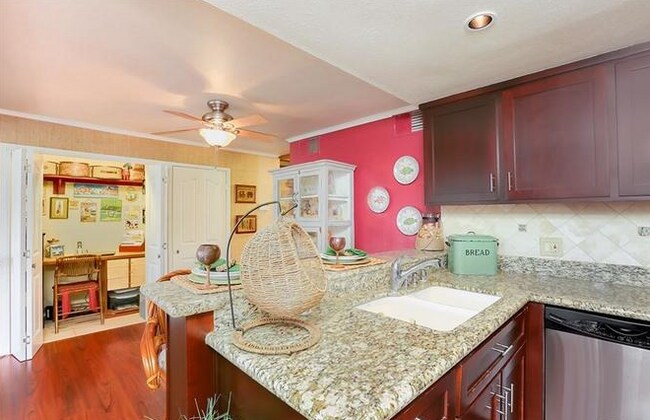 Building Photo - 8121 Marina Pacifica Dr N