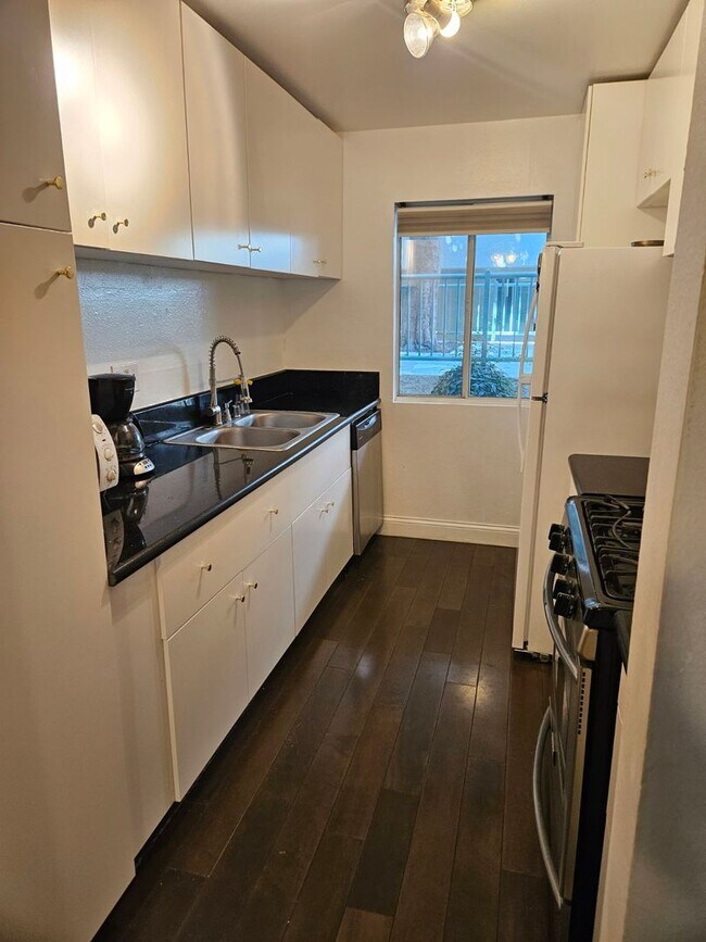 Building Photo - 2 Bedroom + 2 Bath Condo in Winnetka