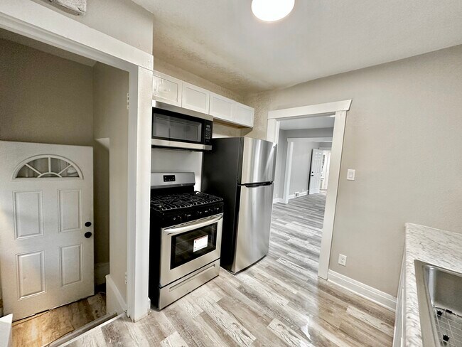 Building Photo - 603 E 8th St N