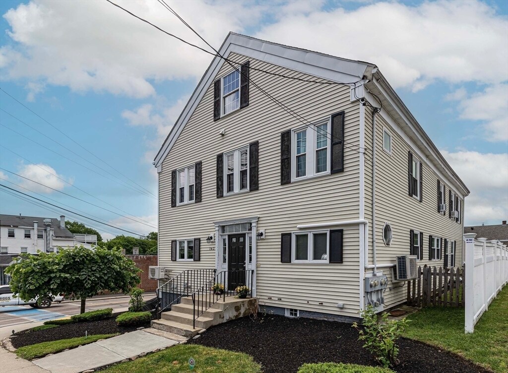Foto principal - 143 Village St