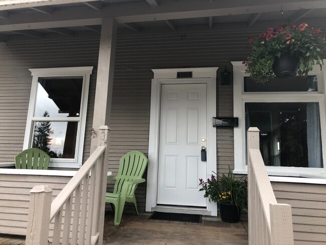 Building Photo - Completely remodeled 3 bed!