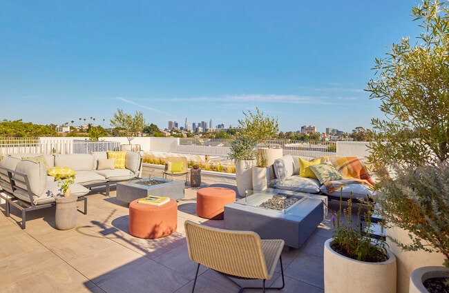 Building Photo - 636 N. Juanita Ave, Los Angeles, CA 90004