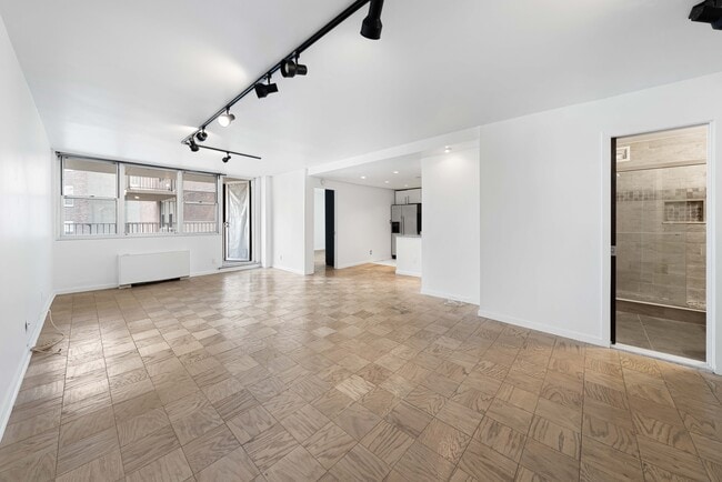 Building Photo - 6040 Boulevard E