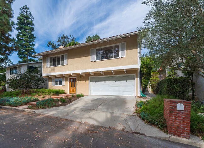 Building Photo - Charming 3-Bedroom Home with Spacious Yard...