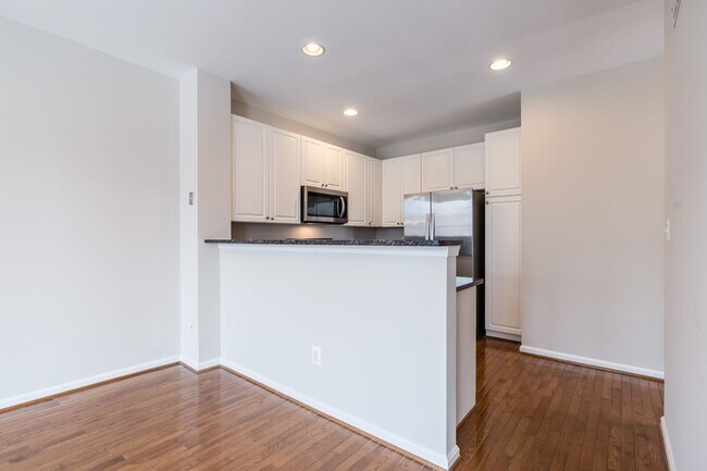 Foto del edificio - Immaculate 3 Bed 2 Full & 2 Half Bath End ...
