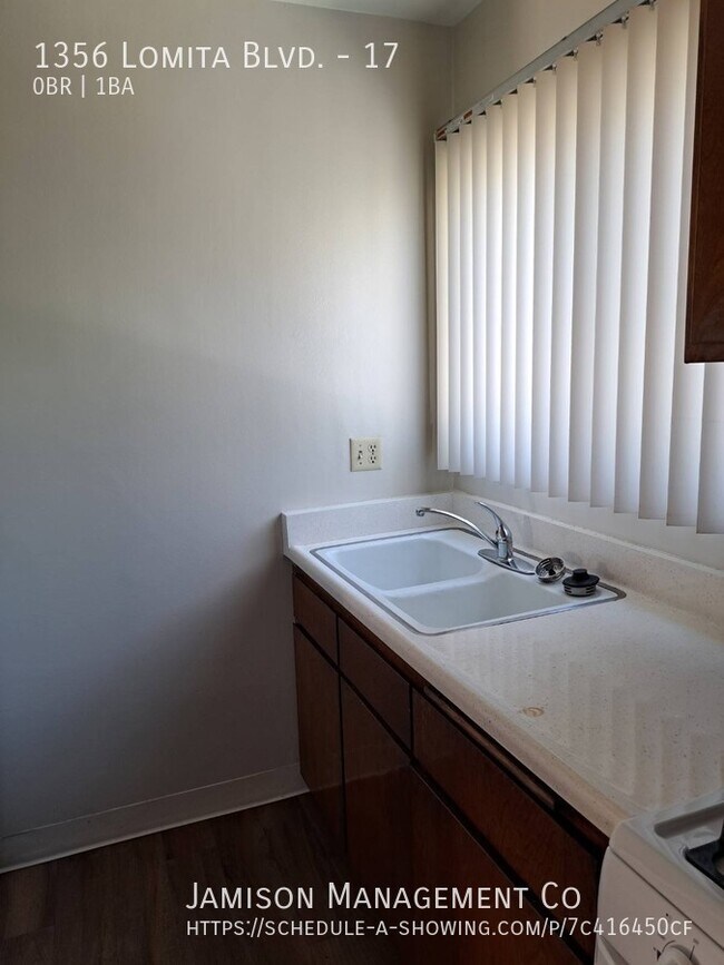 Foto del edificio - 1356 Lomita Blvd